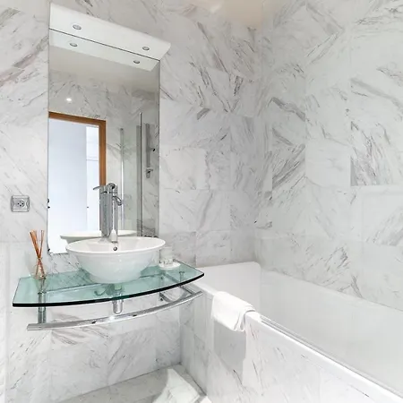 Francois1er/montaigne: Luxury 4p/2br *